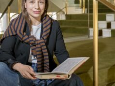 Philip Glass cancelou um show no Kennedy Center, mas este maestro traz seu trabalho para o centro do palco na Ópera de Los Angeles Philip Glass cancelou um show no Kennedy Center, mas este maestro traz seu trabalho para o centro do palco na Ópera de Los Angeles