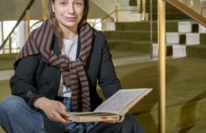 Philip Glass cancelou um show no Kennedy Center, mas este maestro traz seu trabalho para o centro do palco na Ópera de Los Angeles Philip Glass cancelou um show no Kennedy Center, mas este maestro traz seu trabalho para o centro do palco na Ópera de Los Angeles