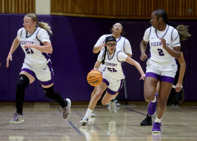 Piedmont derrota o Cardeal Newman com uma corrida de 19-0 no final do jogo, chegando às semifinais do NCS Open
