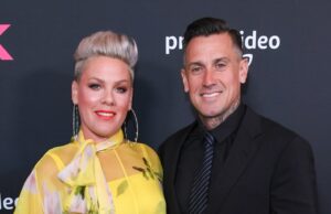 Pink nega que ela e o marido Carey Hart se separaram: ‘Não acredite no hype’ Pink e Carey Hart na estreia de P!NK: ALL I KNOW SO FAR no Hollywood Bowl em 17 de maio de 2021 em Los Angeles.