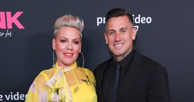 Pink nega que ela e o marido Carey Hart se Pink e Carey Hart na estreia de P!NK: ALL I KNOW SO FAR no Hollywood Bowl em 17 de maio de 2021 em Los Angeles.