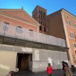 Pintura na parede da capela que lembra o primeiro-ministro Giorgia Meloni cria alvoroço em Roma