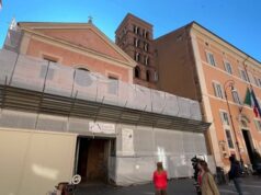 Pintura na parede da capela que lembra o primeiro-ministro Giorgia Meloni cria alvoroço em Roma Pintura na parede da capela que lembra o primeiro-ministro Giorgia Meloni cria alvoroço em Roma