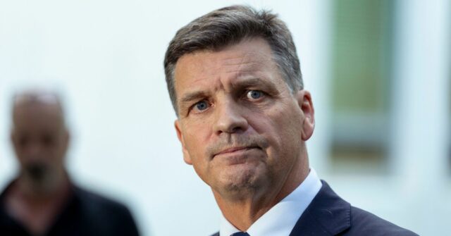 Plano da coligação para criminalizar qualquer ajuda dada a pessoas Angus Taylor