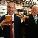 O líder reformista Nigel Farage, fotografado com o candidato Trevor Shonk, disse anteriormente: 'Esta é uma sentença de morte para os pubs country em toda a Grã-Bretanha. O trabalho não tem conexão com o funcionamento da vida real'