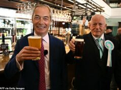Plano de lançamento de reforma para cortar impostos para salvar nossos bares e ruas comerciais O líder reformista Nigel Farage, fotografado com o candidato Trevor Shonk, disse anteriormente: 'Esta é uma sentença de morte para os pubs country em toda a Grã-Bretanha. O trabalho não tem conexão com o funcionamento da vida real'
