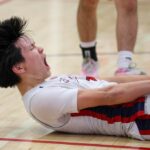 O técnico de Dublin, Tom Costello, assiste seu time jogar contra Berkeley High durante um jogo de playoff de basquete masculino da Divisão I do NCS na Dublin High School em Dublin, Califórnia, na terça-feira, 17 de fevereiro de 2026. (Ray Chavez/Bay Area News Group)