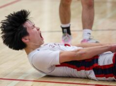 Playoffs de basquete NCS: o melhor da rodada de abertura de terça-feira O técnico de Dublin, Tom Costello, assiste seu time jogar contra Berkeley High durante um jogo de playoff de basquete masculino da Divisão I do NCS na Dublin High School em Dublin, Califórnia, na terça-feira, 17 de fevereiro de 2026. (Ray Chavez/Bay Area News Group)