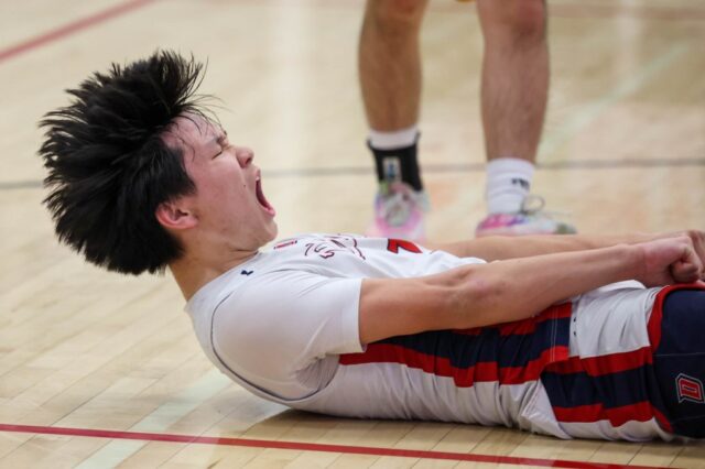 Playoffs de basquete NCS: o melhor da rodada de abertura O técnico de Dublin, Tom Costello, assiste seu time jogar contra Berkeley High durante um jogo de playoff de basquete masculino da Divisão I do NCS na Dublin High School em Dublin, Califórnia, na terça-feira, 17 de fevereiro de 2026. (Ray Chavez/Bay Area News Group)