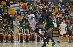 Playoffs de basquete masculino do NCS 2026: O que saber após a reunião de classificação de domingo Elias Obenyah (2), do Salesiano, ultrapassou St. Joseph's Julius Price (1) no primeiro quarto do jogo no Napa Valley College, em Napa, Califórnia, no sábado, 24 de janeiro de 2026. (Jose Carlos Fajardo/Bay Area News Group)