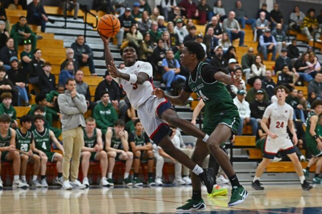 Elias Obenyah (2), do Salesiano, ultrapassou St. Joseph's Julius Price (1) no primeiro quarto do jogo no Napa Valley College, em Napa, Califórnia, no sábado, 24 de janeiro de 2026. (Jose Carlos Fajardo/Bay Area News Group)