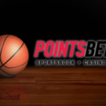 PointsBet Canada apela ao regulador de Ontário por suspensão de cinco dias vinculada à NBA. Uma bola de basquete apoiada em uma quadra de madeira polida ao lado do logotipo do PointsBet Sportsbook and Casino contra um fundo escuro.