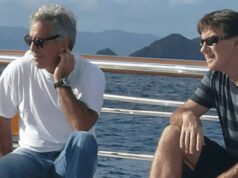 Polícia Metropolitana lança investigação criminal sobre Lord Mandelson por ‘entregar informações sensíveis ao mercado’ a Jeffrey Epstein: Policiais investigando alegações de má conduta em cargos públicos Uma investigação criminal foi lançada sobre alegações de que Lord Peter Mandelson passou informações confidenciais de mercado ao financista pedófilo Jeffrey Epstein (retratados juntos em uma foto sem data)