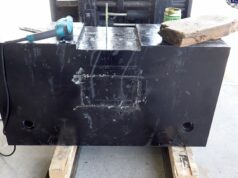 Polícia apreende 46kg de drogas escondidas nesta modesta caixa preta Autoridades apreendem 46kg de metanfetamina escondidos no contrapeso de uma empilhadeira.