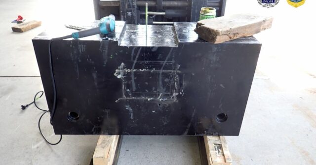 Polícia apreende 46kg de drogas escondidas nesta modesta caixa preta Autoridades apreendem 46kg de metanfetamina escondidos no contrapeso de uma empilhadeira.