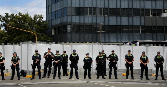 Polícia barrica estrada de Melbourne em meio a protestos contra visita do presidente israelense
