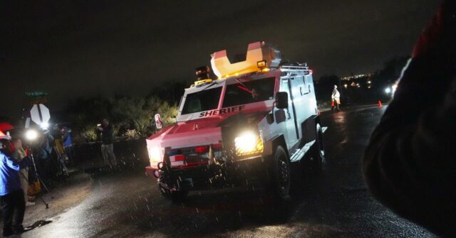 Polícia bloqueia estrada perto da casa de Nancy Guthrie
