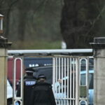 Polícia continua buscas na casa do ex-príncipe Andrew após prisão