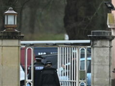 Polícia continua buscas na casa do ex-príncipe Andrew após prisão Polícia continua buscas na casa do ex-príncipe Andrew após prisão