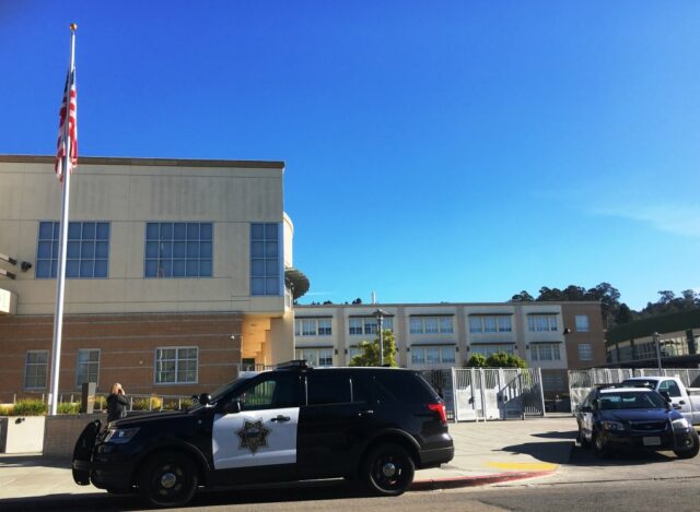 Polícia de East Bay encontra suspeito de roubo esperando na varanda dos fundos
