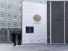 Polícia de Paris invade Instituto do Mundo Árabe em conexão com investigação de Epstein Polícia de Paris invade Instituto do Mundo Árabe em conexão com investigação de Epstein