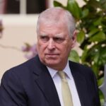 Andrew Mountbatten-Windsor, da Grã-Bretanha, anteriormente conhecido como Príncipe Andrew, olha em volta ao sair após participar do Culto de Matinas de Páscoa na Capela de São Jorge, Castelo de Windsor, Inglaterra, 20 de abril de 2025. (AP Photo / Kirsty Wigglesworth, Arquivo)