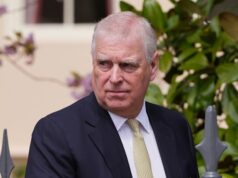 Polícia do Reino Unido chega à casa de Andrew Mountbatten-Windsor: UK Telegraph Andrew Mountbatten-Windsor, da Grã-Bretanha, anteriormente conhecido como Príncipe Andrew, olha em volta ao sair após participar do Culto de Matinas de Páscoa na Capela de São Jorge, Castelo de Windsor, Inglaterra, 20 de abril de 2025. (AP Photo / Kirsty Wigglesworth, Arquivo)