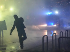 Polícia italiana dispara gás lacrimogêneo enquanto manifestantes entram em confronto perto do local de hóquei dos Jogos Olímpicos de Inverno Yahoo news home