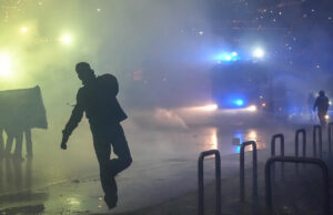 Polícia italiana dispara gás lacrimogêneo enquanto manifestantes entram em confronto perto do local de hóquei dos Jogos Olímpicos de Inverno Yahoo news home