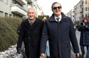 Polícia norueguesa revista propriedades do ex-primeiro-ministro Jagland por causa de ligações com Epstein Polícia norueguesa revista propriedades do ex-primeiro-ministro Jagland por causa de ligações com Epstein