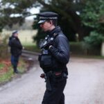 Polícia retorna às casas reais após prisão do ex-príncipe Andrew