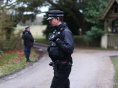 Polícia retorna às casas reais após prisão do ex-príncipe Andrew Polícia retorna às casas reais após prisão do ex-príncipe Andrew