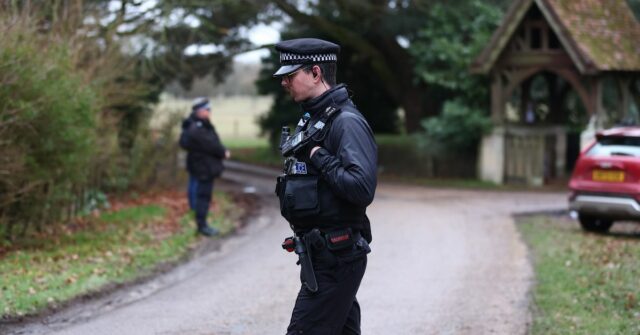 Polícia retorna às casas reais após prisão do ex-príncipe Andrew
