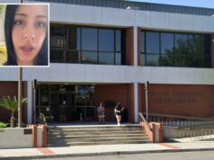 Policiais retrucam depois que a ligação ‘rude’ do despachante do 911 se tornou viral Uma mulher de longos cabelos negros, vestindo uma camisa de ombros largos, olha diretamente para a câmera com a boca ligeiramente aberta.