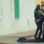 Um vídeo de celular pareceu capturar um policial de Anaheim batendo no rosto de um suposto suspeito de roubo antes de levá-lo sob custódia na School Street e Cedar Avenue em Lynwood na sexta-feira, 30 de janeiro. (Foto de X (anteriormente Twitter) @TheJFreakinC)