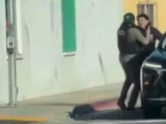 Policial da Califórnia parece chicotear adolescente suspeito; vídeos virais alegaram erroneamente que era ICE Um vídeo de celular pareceu capturar um policial de Anaheim batendo no rosto de um suposto suspeito de roubo antes de levá-lo sob custódia na School Street e Cedar Avenue em Lynwood na sexta-feira, 30 de janeiro. (Foto de X (anteriormente Twitter) @TheJFreakinC)