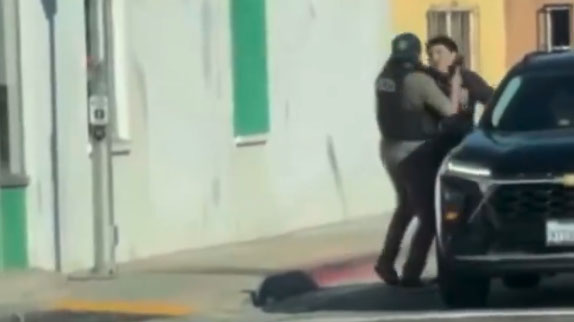 Policial da Califórnia parece chicotear adolescente suspeito; vídeos virais alegaram Um vídeo de celular pareceu capturar um policial de Anaheim batendo no rosto de um suposto suspeito de roubo antes de levá-lo sob custódia na School Street e Cedar Avenue em Lynwood na sexta-feira, 30 de janeiro. (Foto de X (anteriormente Twitter) @TheJFreakinC)