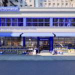 A mercearia Polymarket localizada em uma rua de Nova York. Janelas e bandeira azuis. Mercearias do lado de fora e muito mais podem ser vistas dentro das janelas.