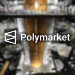 Polymarket retira o explosivo mercado de apostas Artemis após reação negativa. Logotipo e nome da Polymarket brancos centralizados sobre uma cena de lançamento de foguete borrada com um tanque de combustível laranja e estrutura de lançamento ao redor.