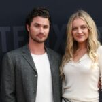 Chase Stokes e Kelsea Ballerini no tapete vermelho.