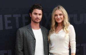 Por dentro da última divisão de Chase Stokes e Kelsea Ballerini: O que deu errado? Chase Stokes e Kelsea Ballerini no tapete vermelho.