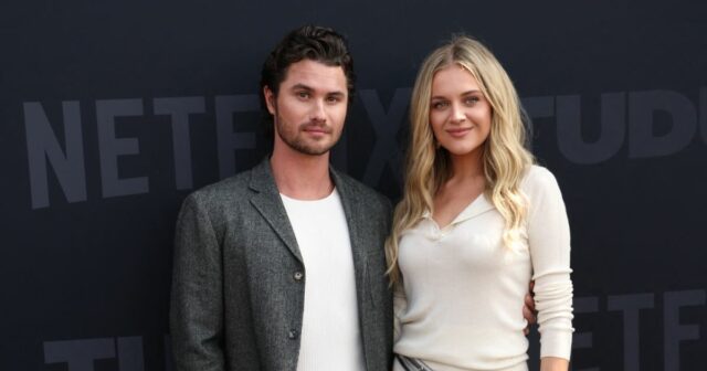 Chase Stokes e Kelsea Ballerini no tapete vermelho.
