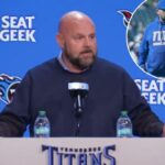 Brian Daboll, do New York Giants, observa em campo durante o aquecimento antes de um jogo de futebol americano da NFL contra o Philadelphia Eagles no Lincoln Financial Field em 26 de outubro de 2025 na Filadélfia, Pensilvânia.