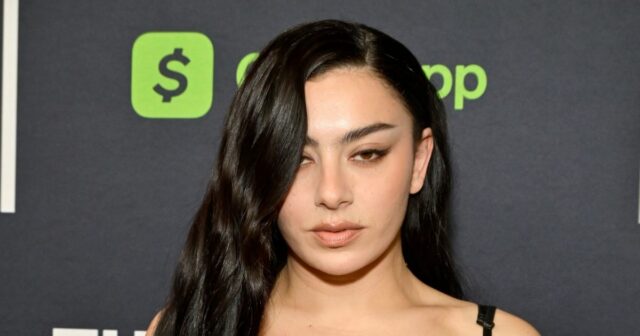Charli-XCX-e-George-Daniel-Globes-3110216_1258b