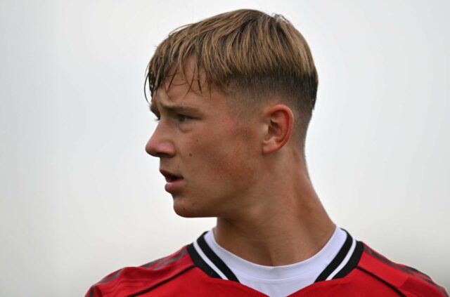 Por que Jim Thwaites está ganhando comparações com David Beckham no Man Utd antes da FA Youth Cup
