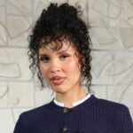 A influenciadora Nara Smith revela por que ela está armazenando seu leite materno na neve