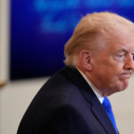 ARQUIVO - O presidente Donald Trump se volta para a presidente da Câmara, Nancy Pelosi, da Califórnia, enquanto ele faz seu discurso sobre o Estado da União em uma sessão conjunta do Congresso no Capitólio, em Washington, enquanto o vice-presidente Mike Pence assiste, 5 de fevereiro de 2019. (AP Photo / Andrew Harnik File)