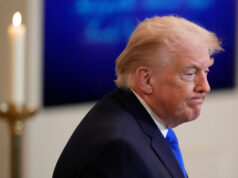 Por que o Estado da União de Trump não importa ARQUIVO - O presidente Donald Trump se volta para a presidente da Câmara, Nancy Pelosi, da Califórnia, enquanto ele faz seu discurso sobre o Estado da União em uma sessão conjunta do Congresso no Capitólio, em Washington, enquanto o vice-presidente Mike Pence assiste, 5 de fevereiro de 2019. (AP Photo / Andrew Harnik File)