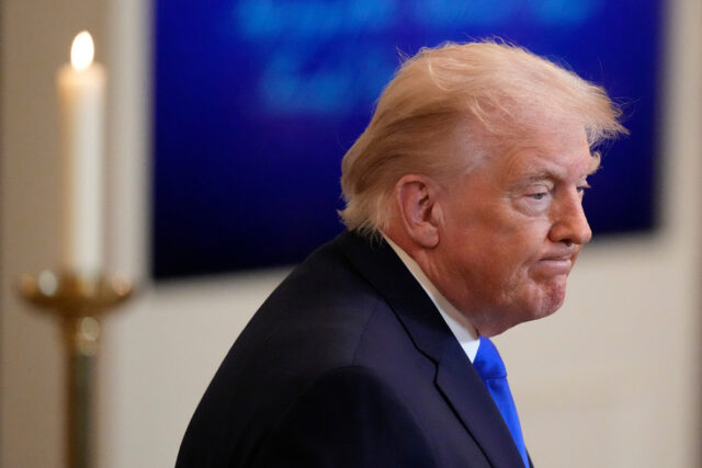 ARQUIVO - O presidente Donald Trump se volta para a presidente da Câmara, Nancy Pelosi, da Califórnia, enquanto ele faz seu discurso sobre o Estado da União em uma sessão conjunta do Congresso no Capitólio, em Washington, enquanto o vice-presidente Mike Pence assiste, 5 de fevereiro de 2019. (AP Photo / Andrew Harnik File)