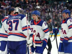 Por que o jogo de hóquei pela medalha de ouro EUA-Canadá acontece às 8h10 ET no domingo? Os jogadores de hóquei no gelo da equipe dos EUA Connor Hellebuyck, Jack Hughes e JT Miller comemoram sua vitória na semifinal.